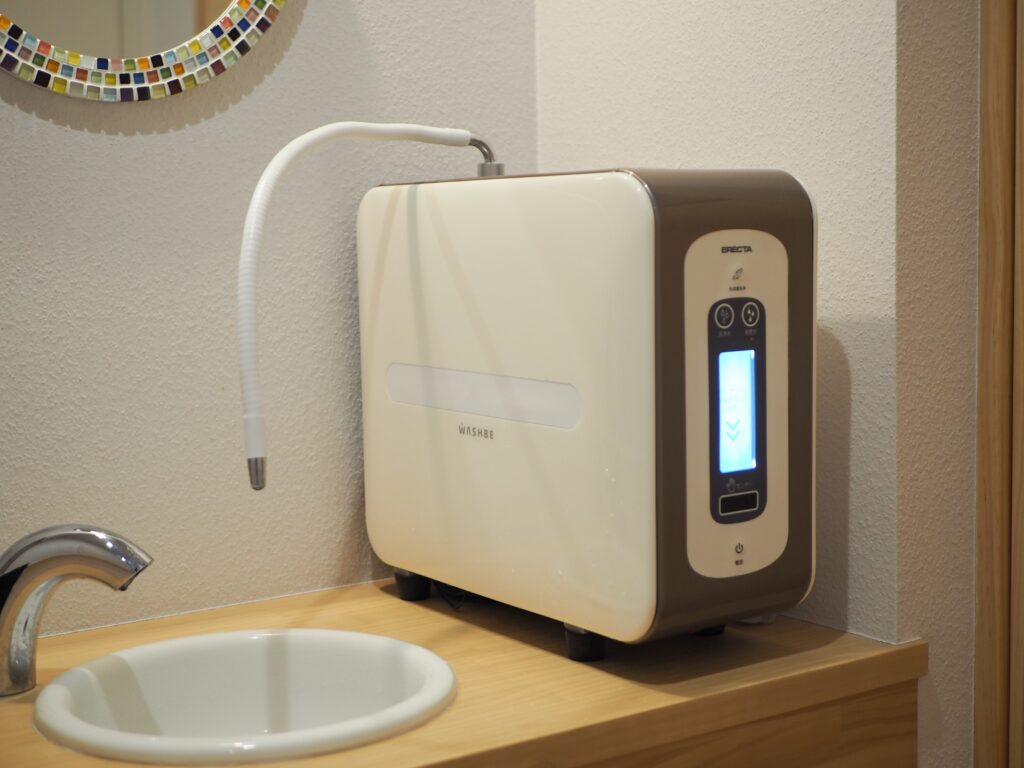 手洗い専用の洗浄水・除菌水生成器「ウォシュビィ」