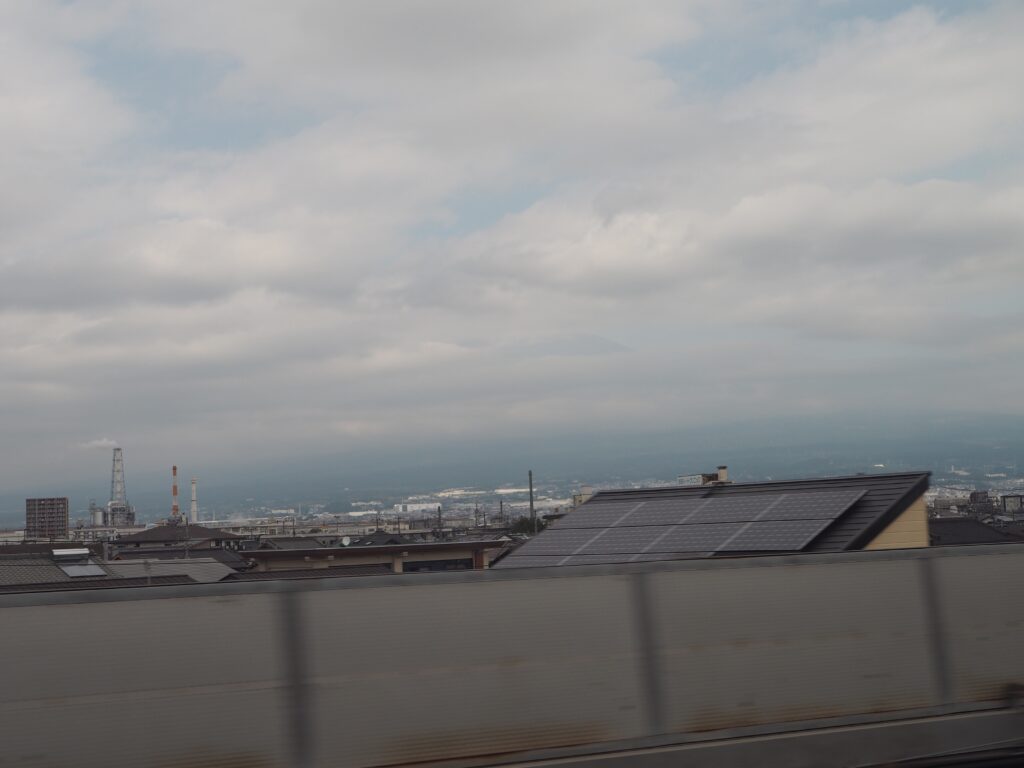 新幹線から映した雲の向こうの富士山
