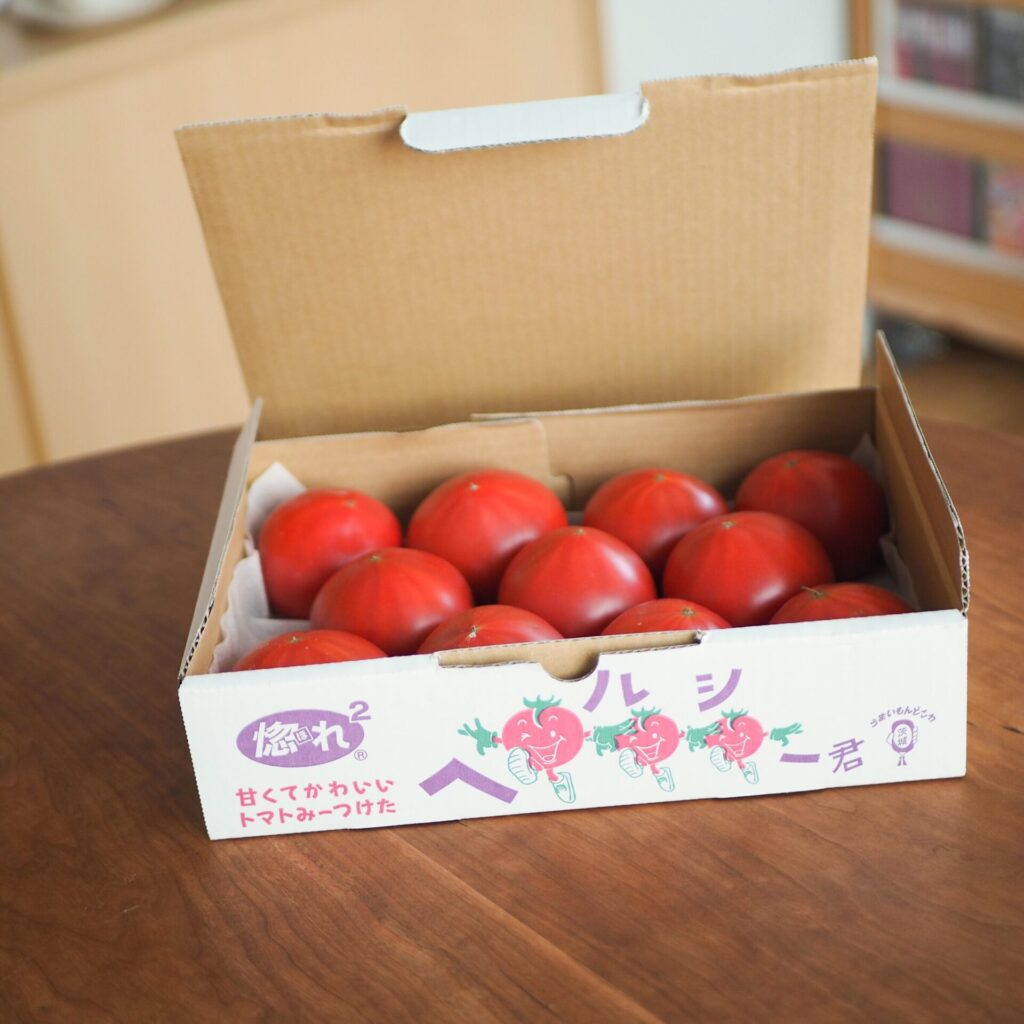 1箱11個入りのトマト